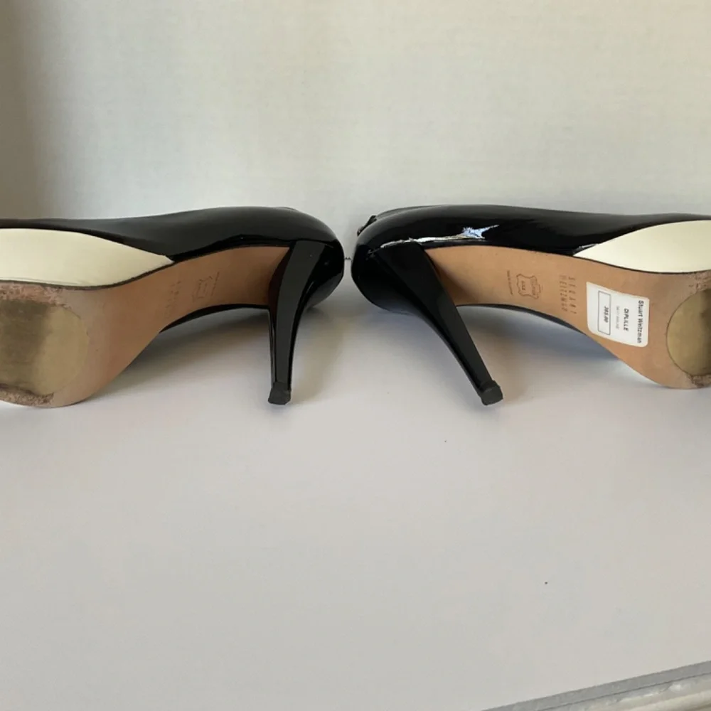 Stuart Weitzman - Picture 4 of 5